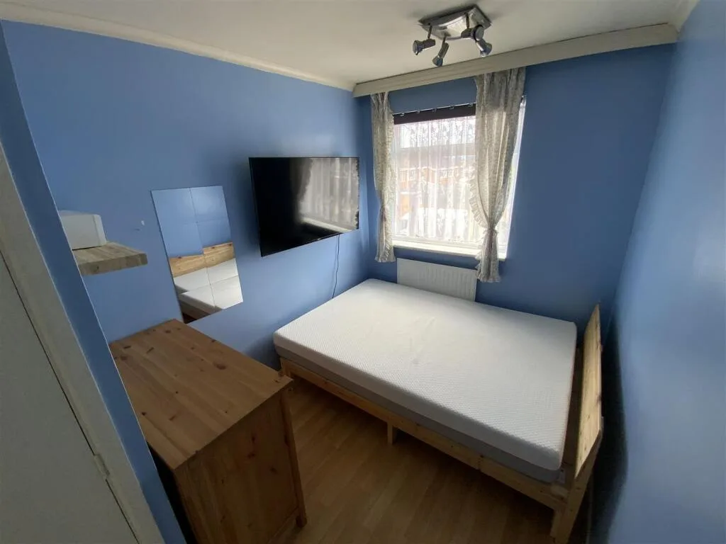 3 bedroom semi-detached house for rent