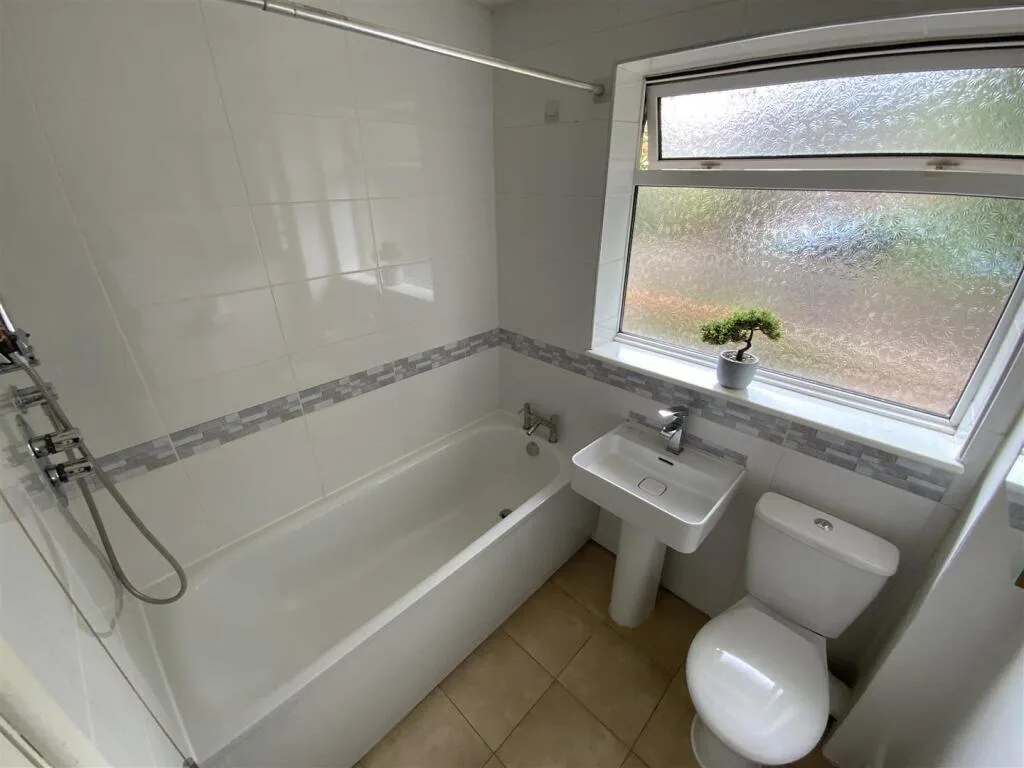 3 bedroom semi-detached house for rent