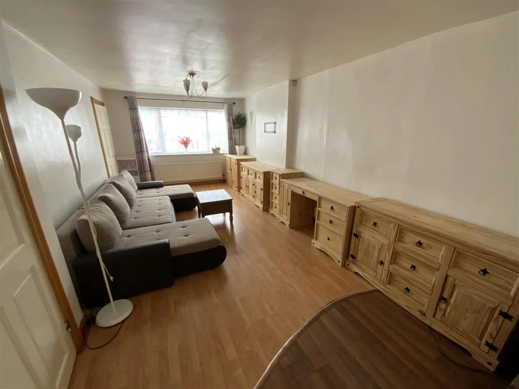 3 bedroom semi-detached house for rent