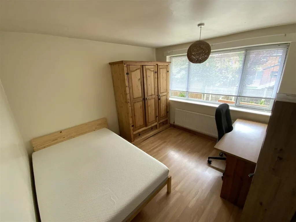 3 bedroom semi-detached house for rent