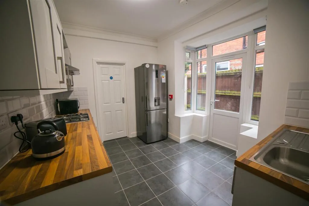 1 bedroom house share for rent