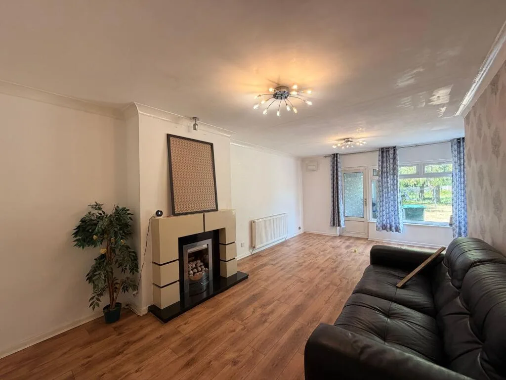 3 bedroom semi-detached house for rent