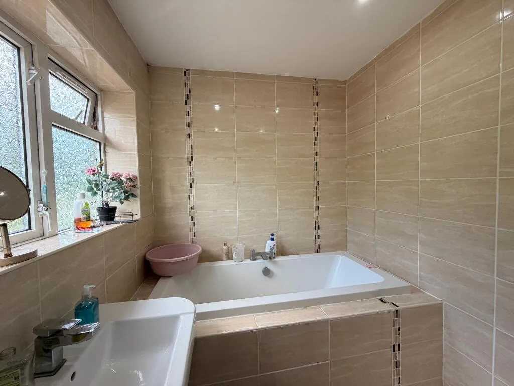 3 bedroom semi-detached house for rent