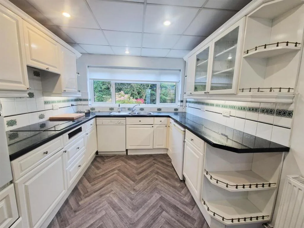 3 bedroom semi-detached house for rent