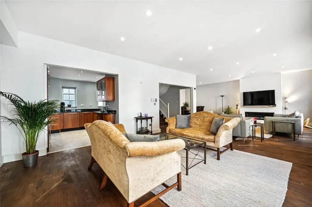5 bedroom terraced house for rent