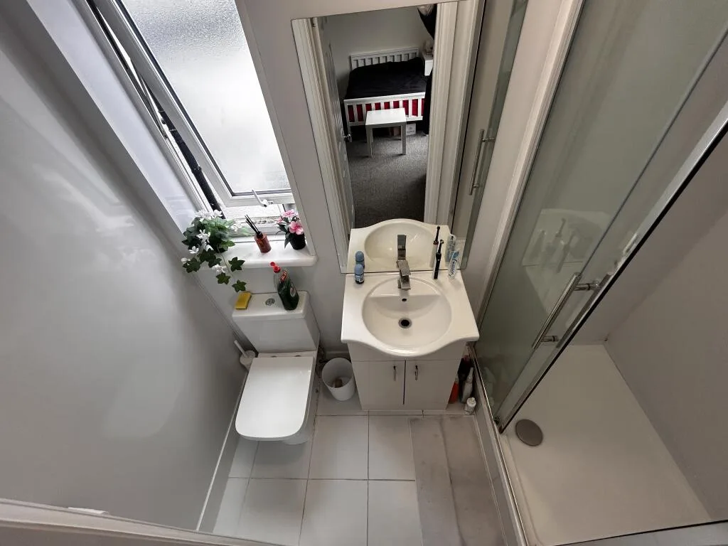 1 bedroom house share for rent