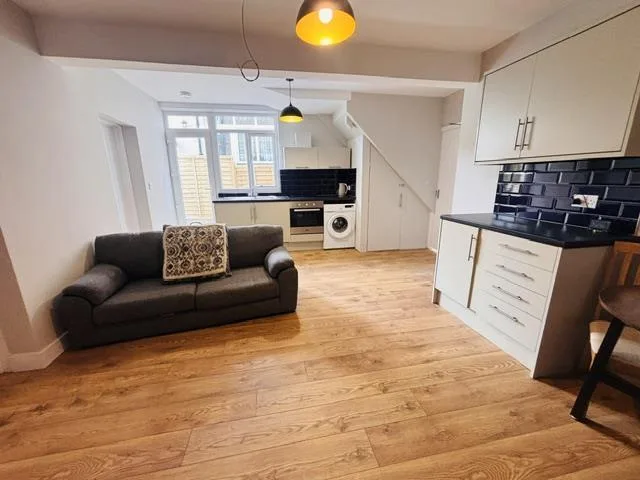 1 bedroom house share for rent