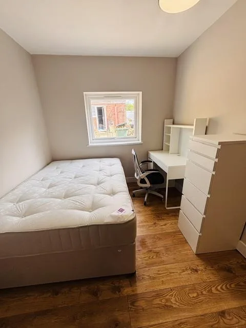 1 bedroom house share for rent