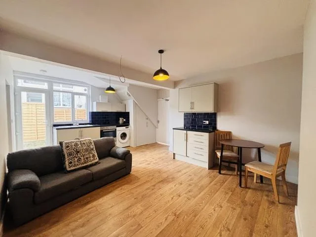 1 bedroom house share for rent