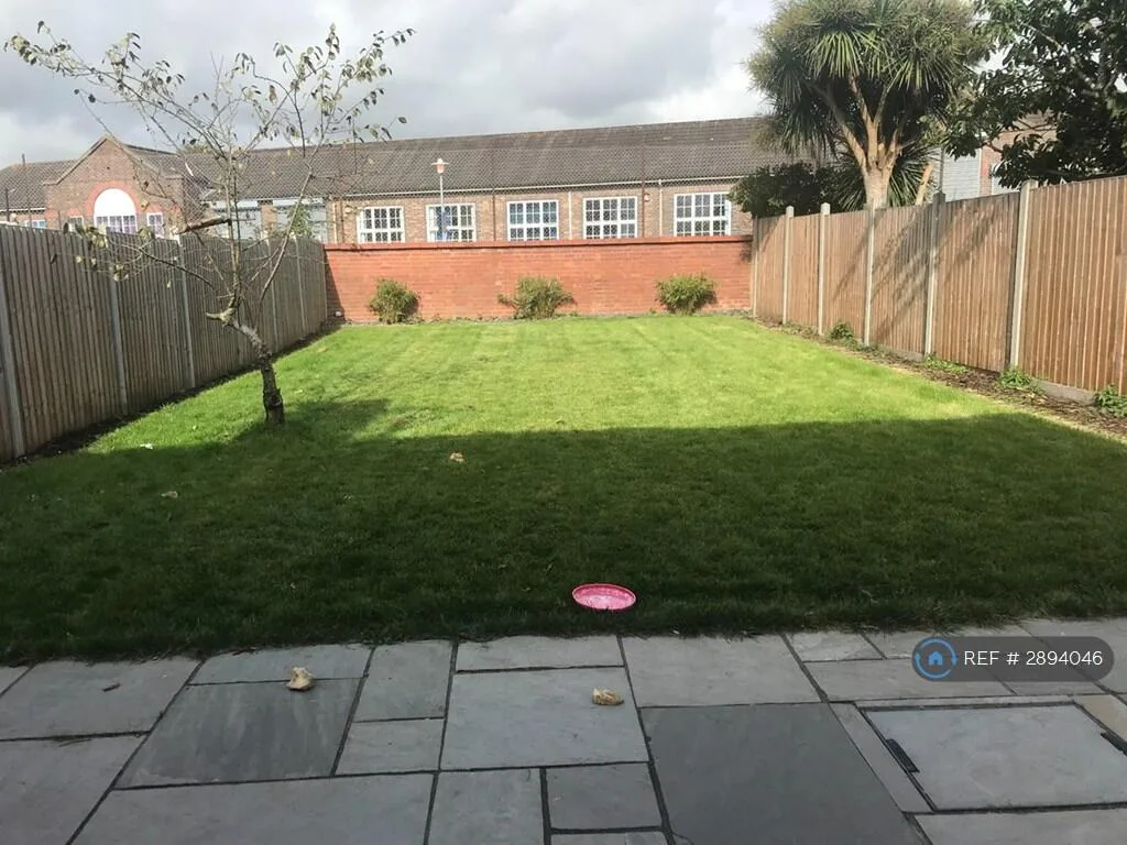 3 bedroom semi-detached house for rent