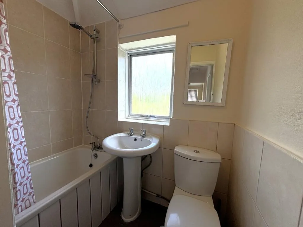 3 bedroom semi-detached house for rent