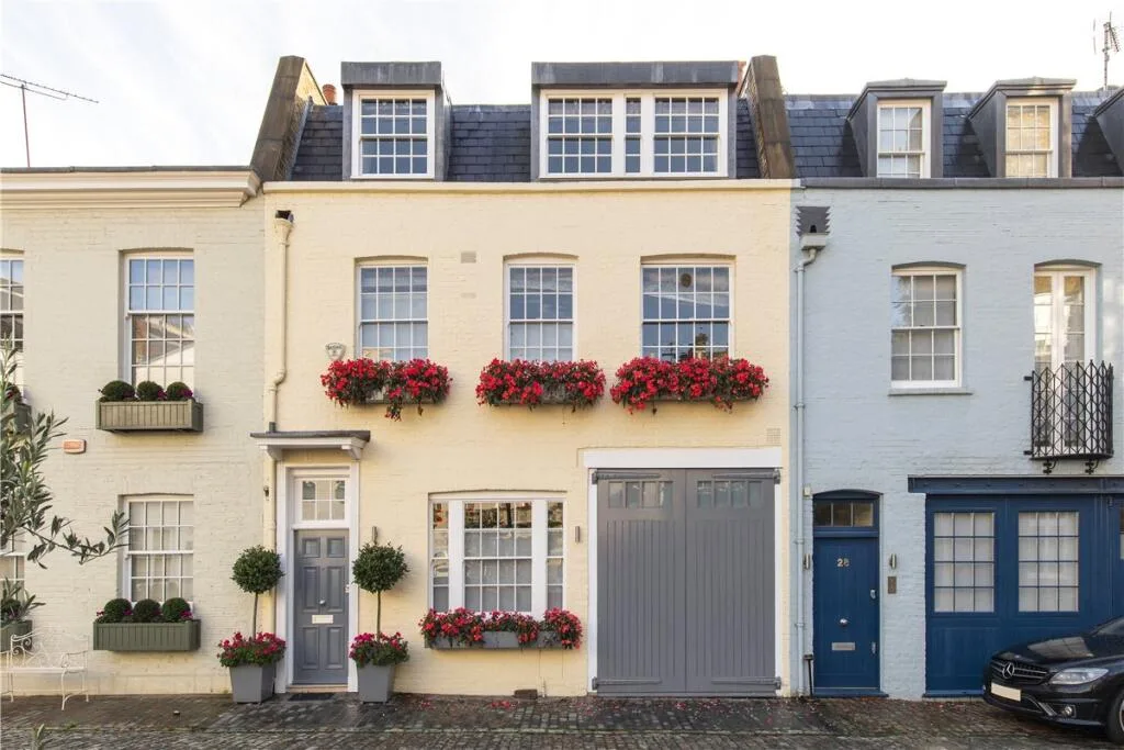 3 bedroom mews property for rent