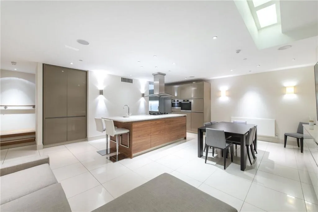 3 bedroom mews property for rent