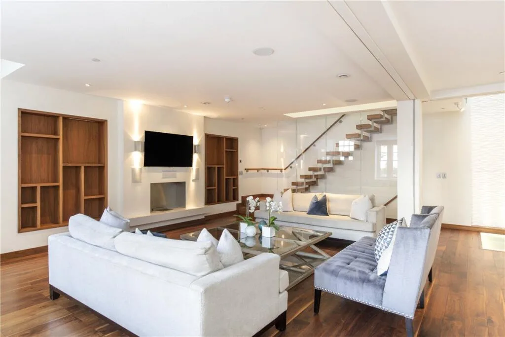 3 bedroom mews property for rent