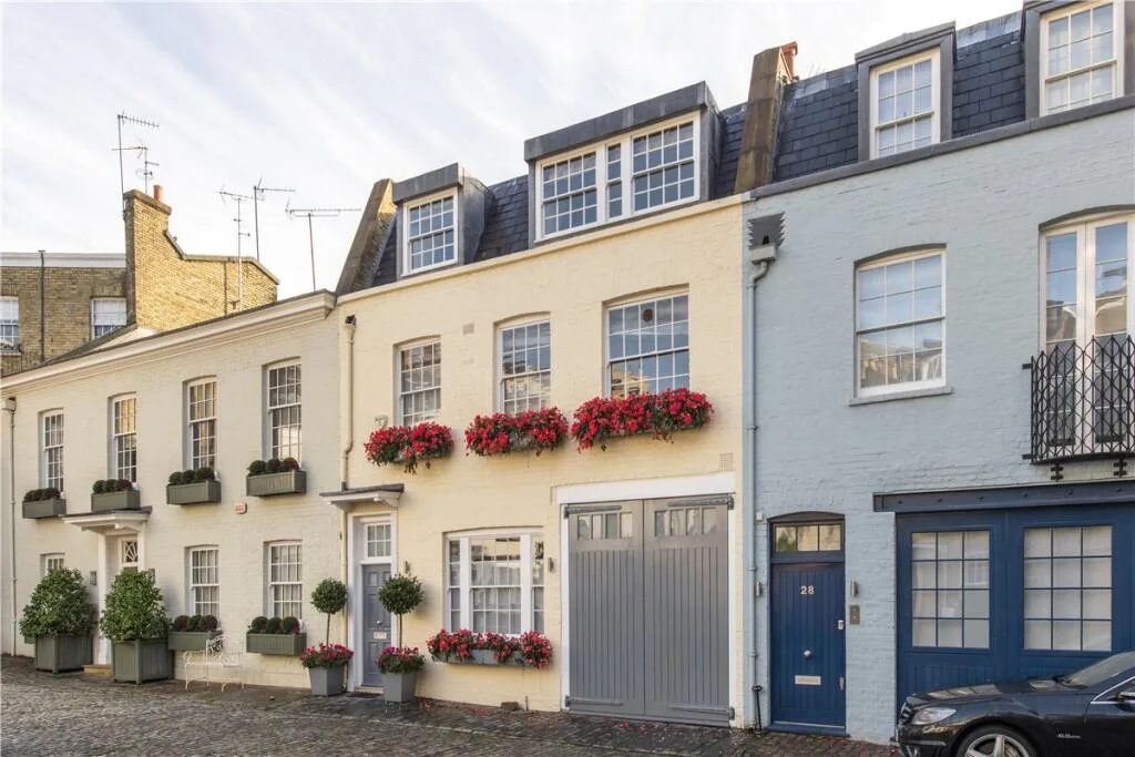 3 bedroom mews property for rent