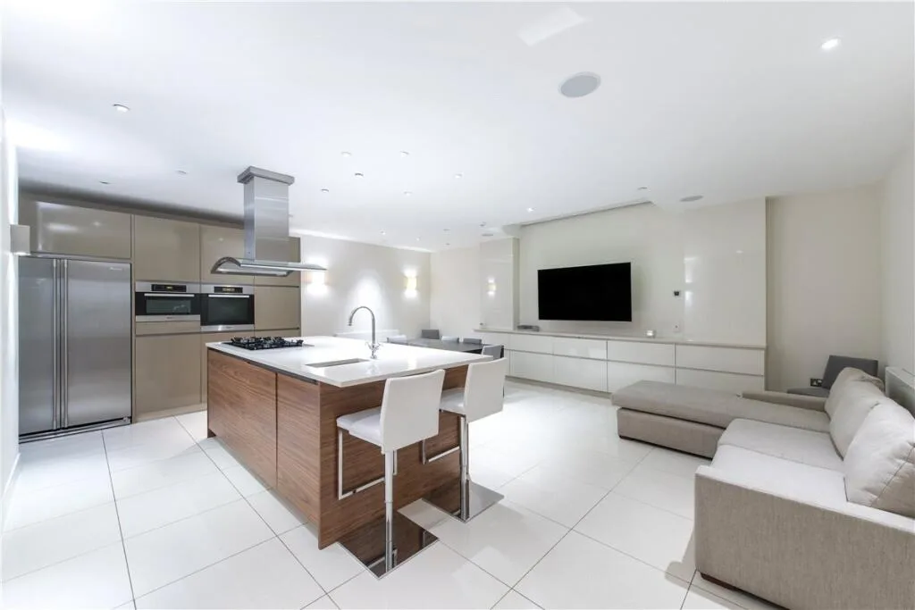 3 bedroom mews property for rent
