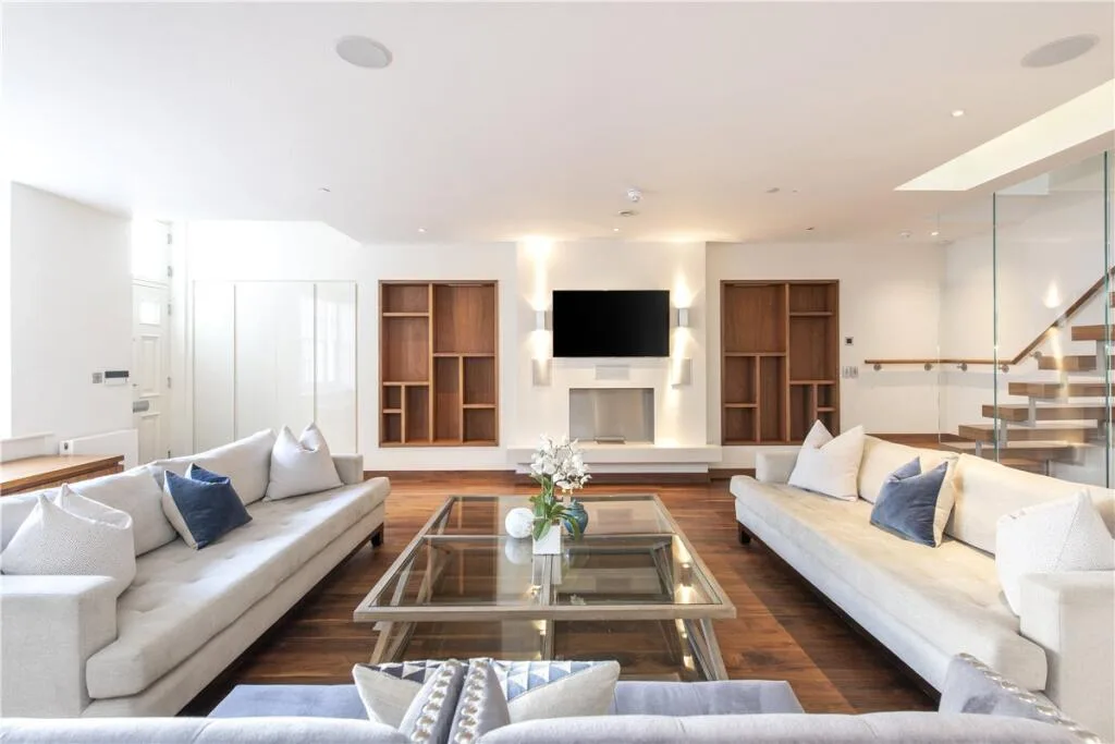 3 bedroom mews property for rent