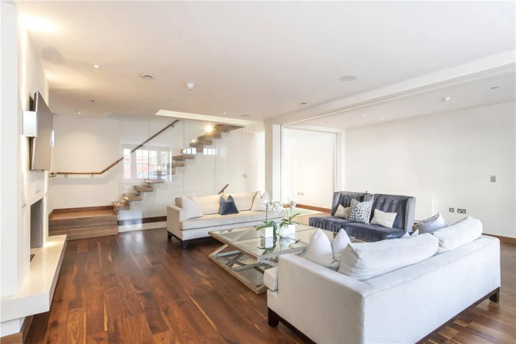 3 bedroom mews property for rent