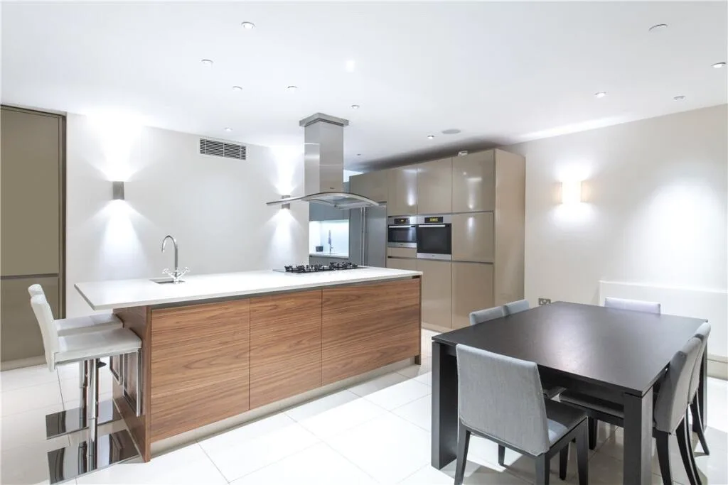 3 bedroom mews property for rent