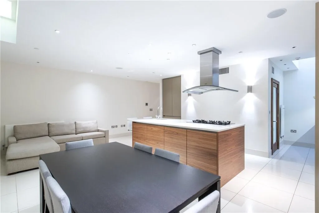 3 bedroom mews property for rent