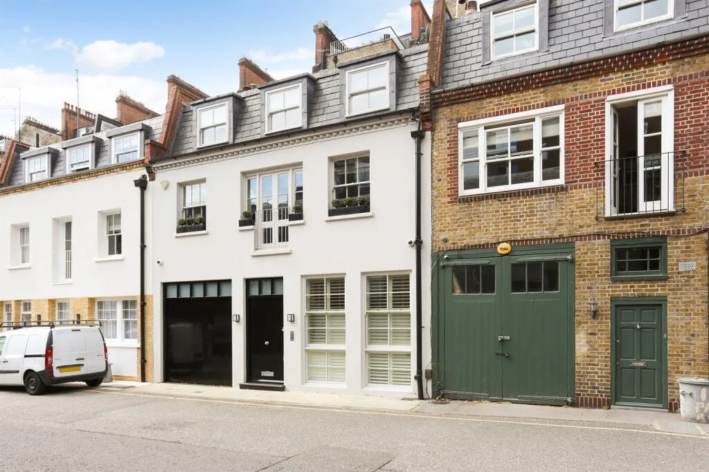 3 bedroom mews property for rent