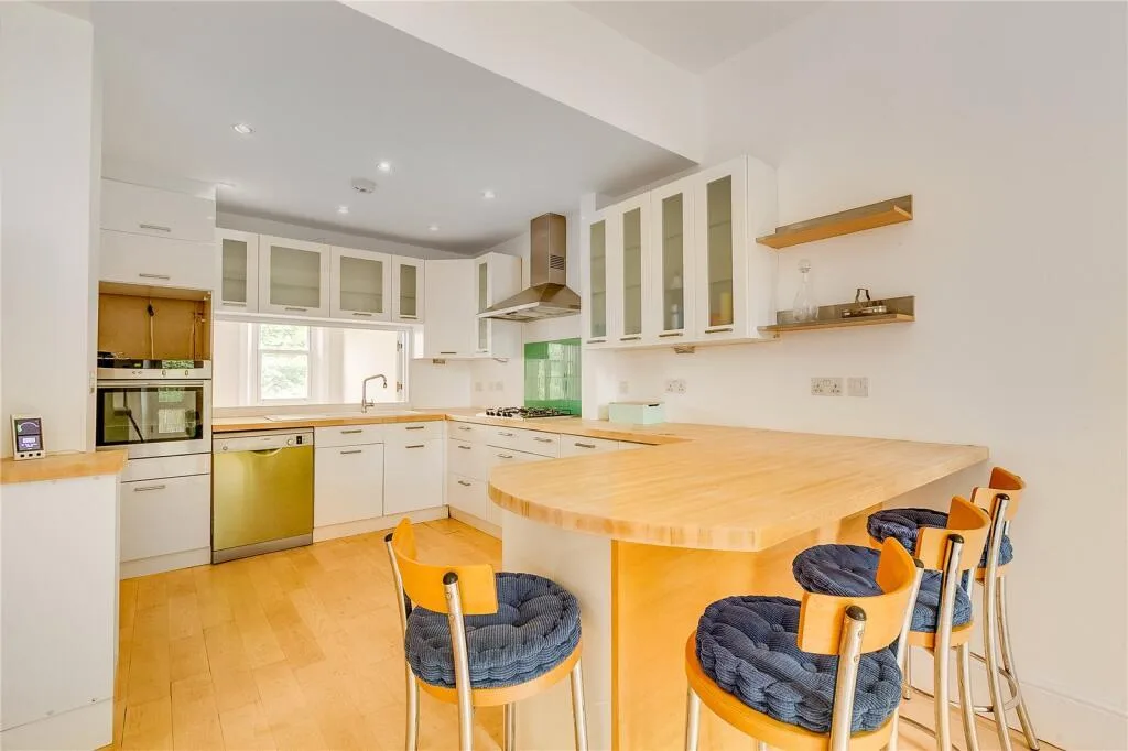 4 bedroom maisonette for rent