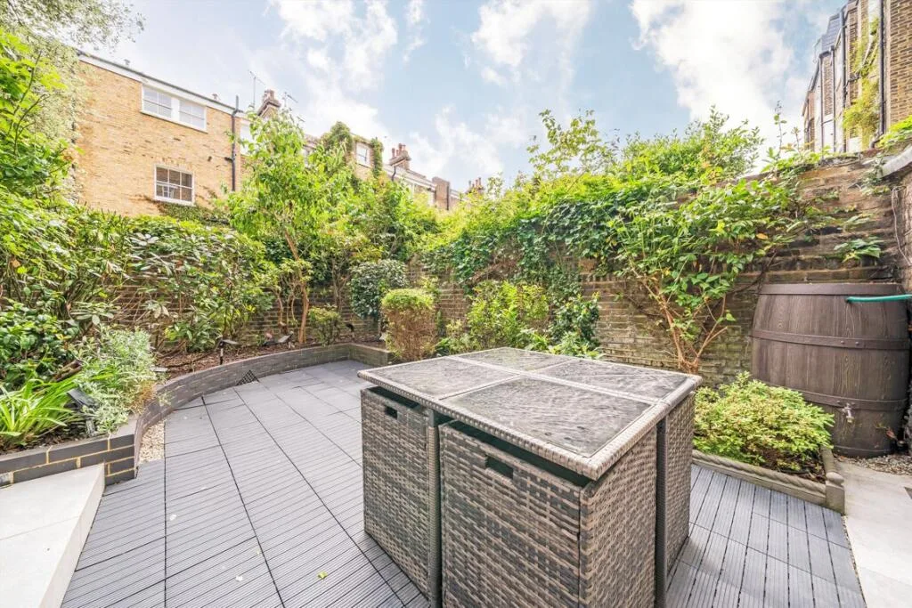 2 bedroom maisonette for rent