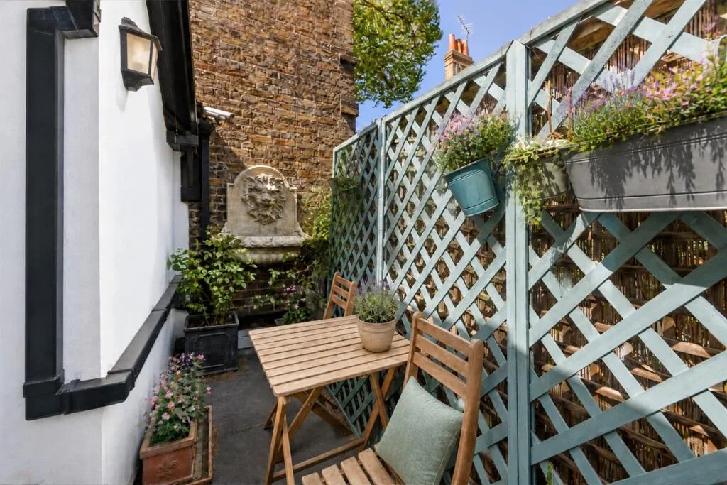 2 bedroom mews property for rent