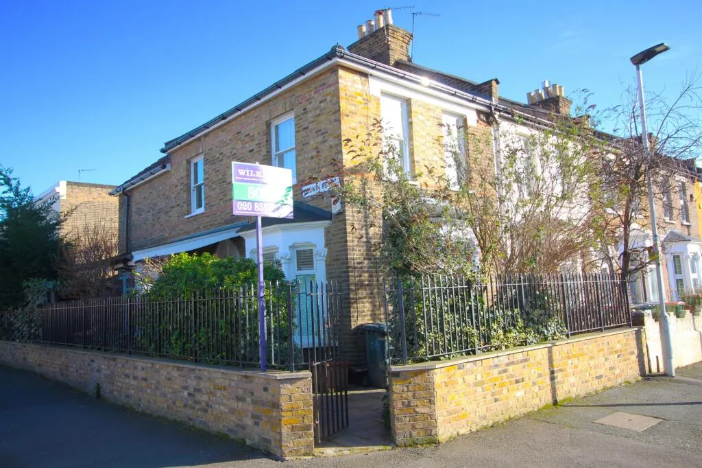3 bedroom end of terrace house for rent