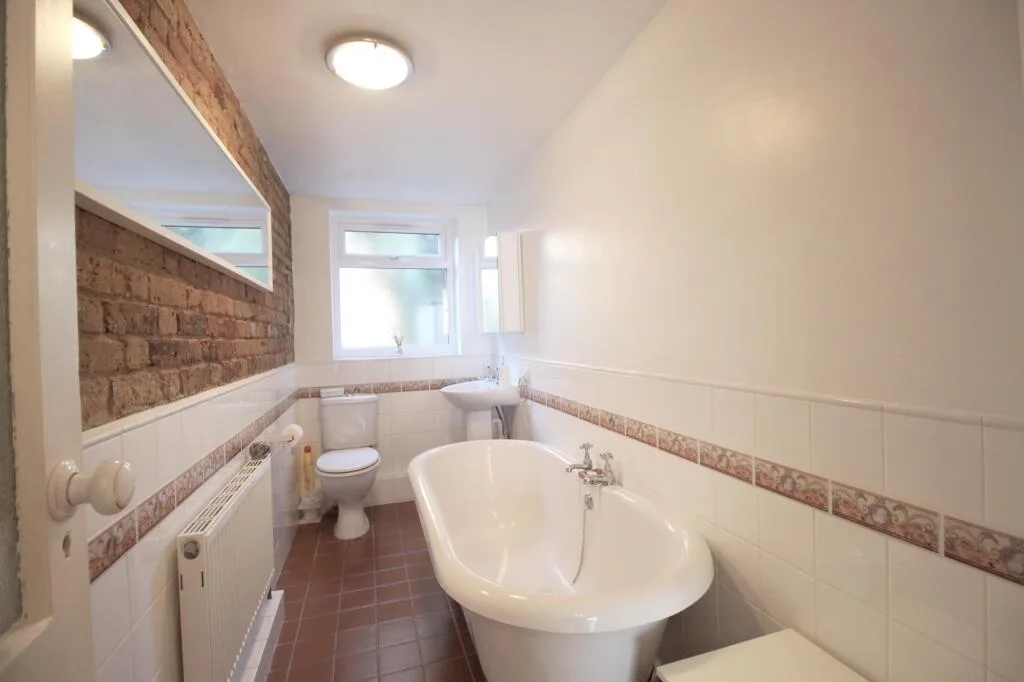 3 bedroom end of terrace house for rent