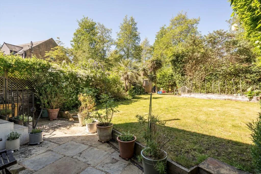4 bedroom semi-detached house for rent