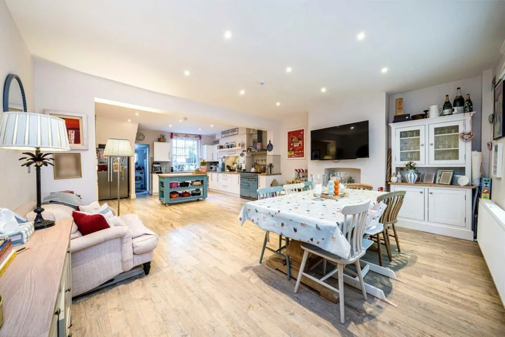 4 bedroom semi-detached house for rent