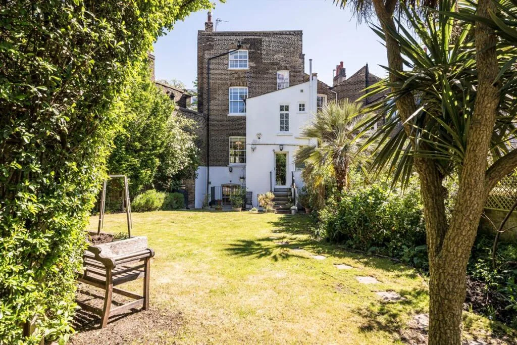 4 bedroom semi-detached house for rent
