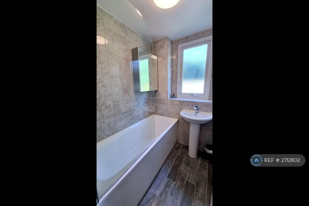 4 bedroom semi-detached house for rent