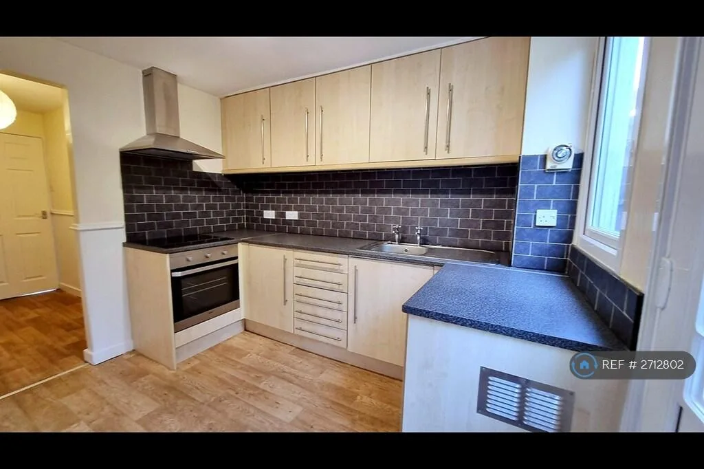 4 bedroom semi-detached house for rent