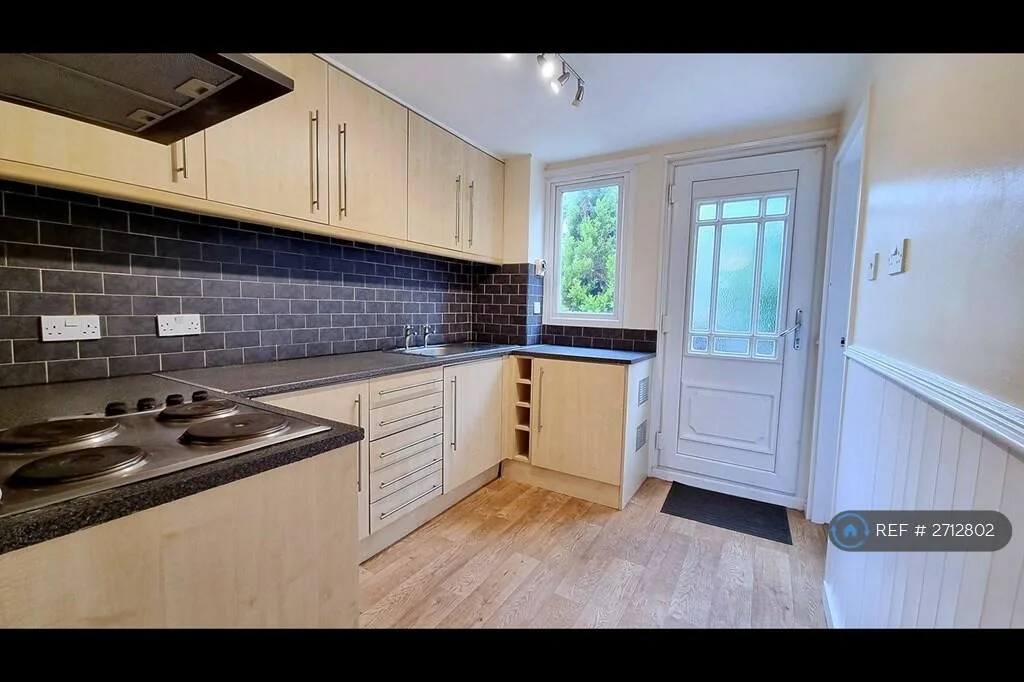 4 bedroom semi-detached house for rent