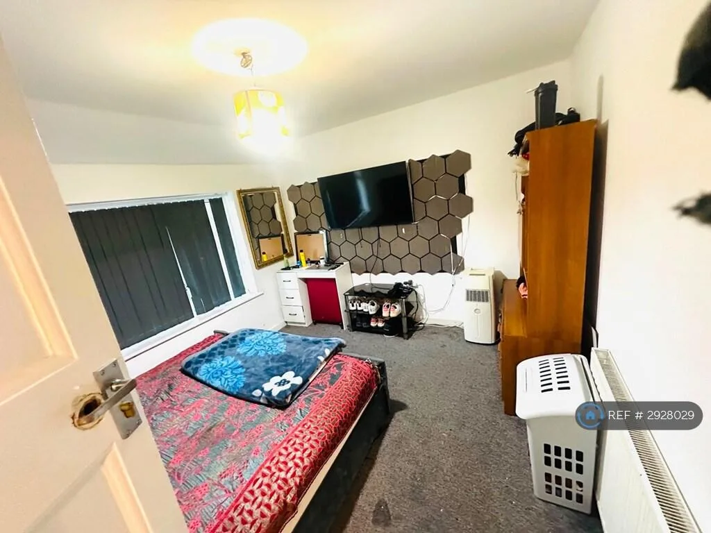 3 bedroom semi-detached house for rent