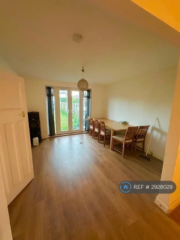 3 bedroom semi-detached house for rent