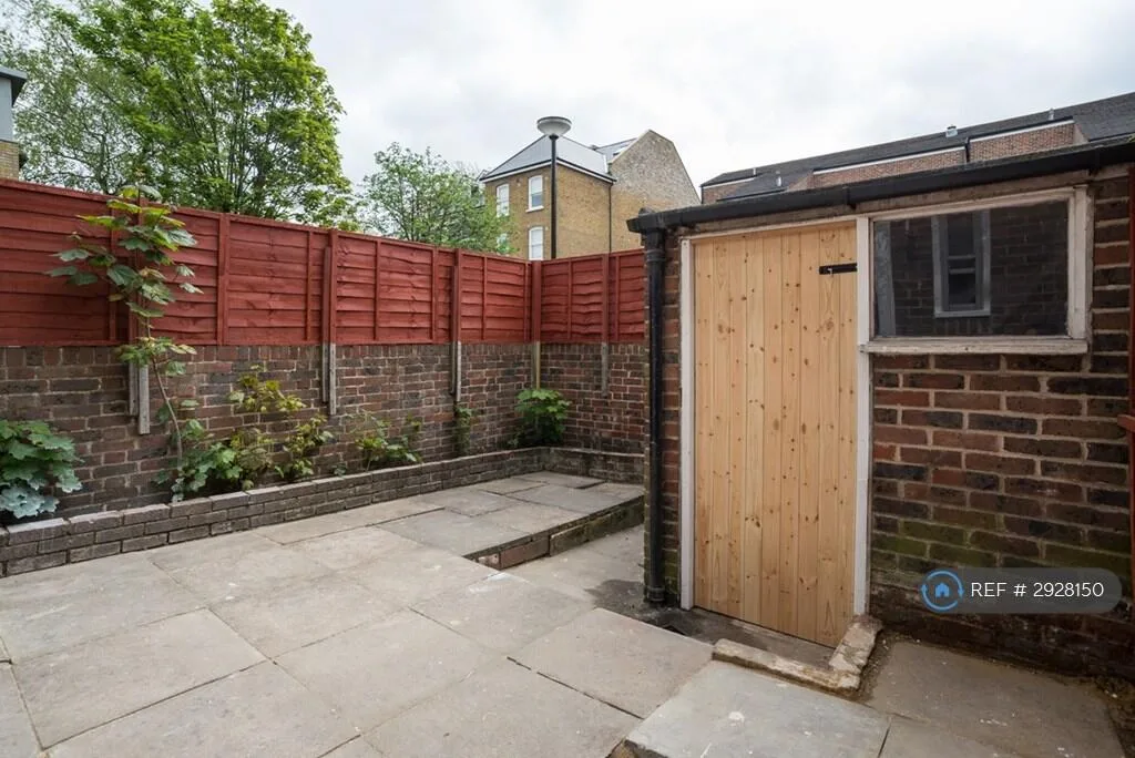 4 bedroom end of terrace house for rent