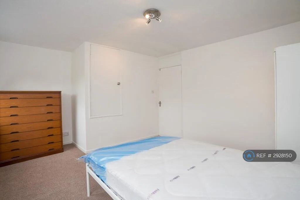4 bedroom end of terrace house for rent