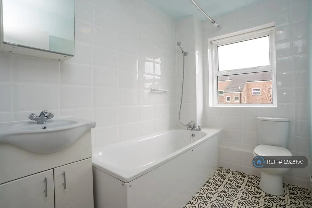 4 bedroom end of terrace house for rent