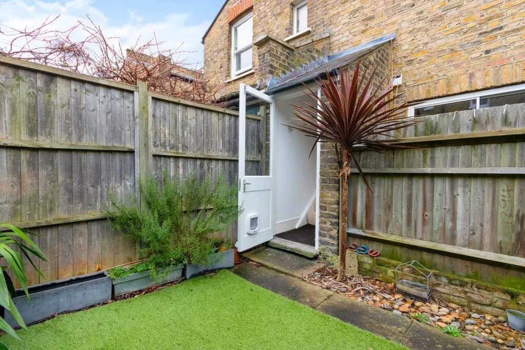 2 bedroom maisonette for rent