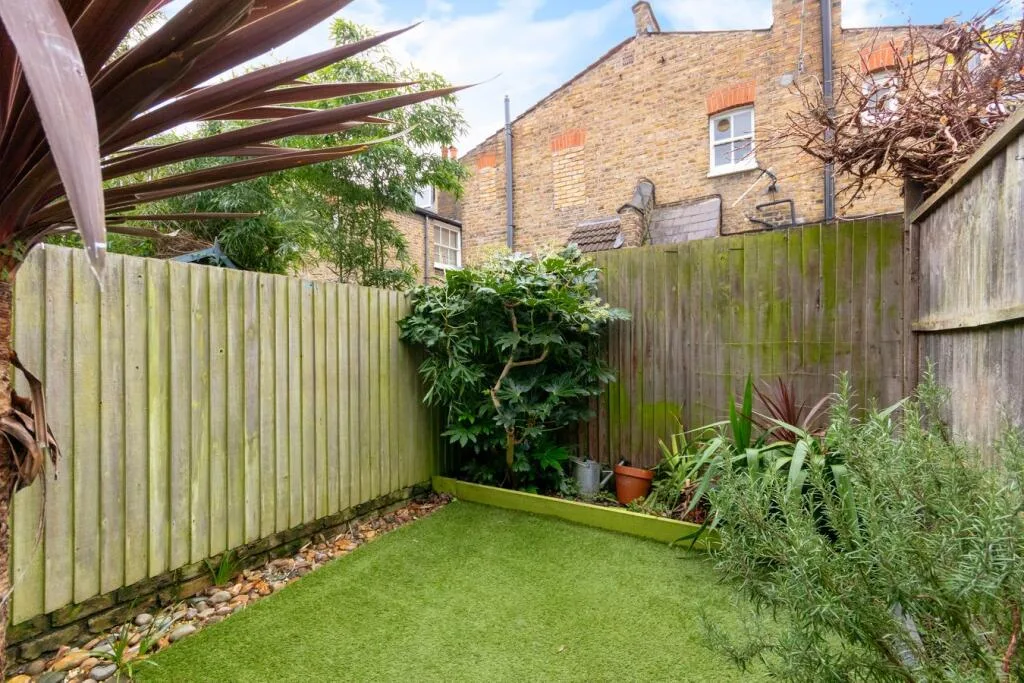 2 bedroom maisonette for rent