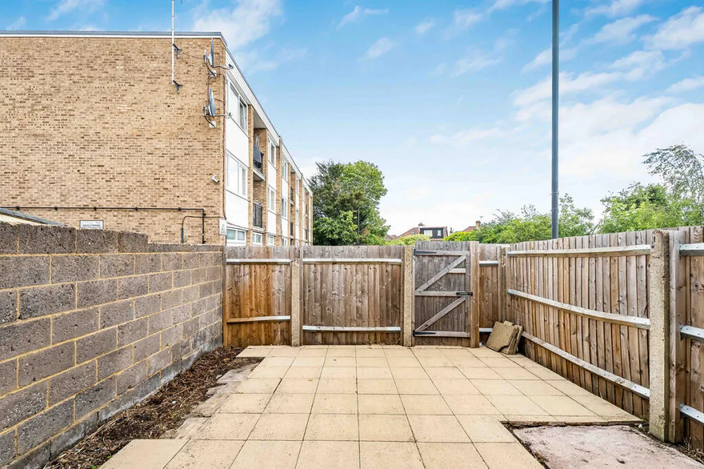 3 bedroom end of terrace house for rent