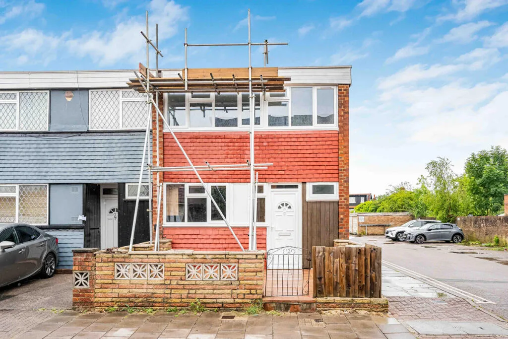 3 bedroom end of terrace house for rent