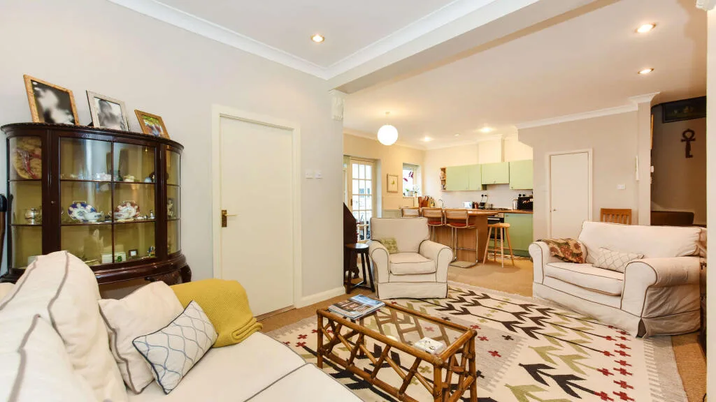 2 bedroom mews property for rent