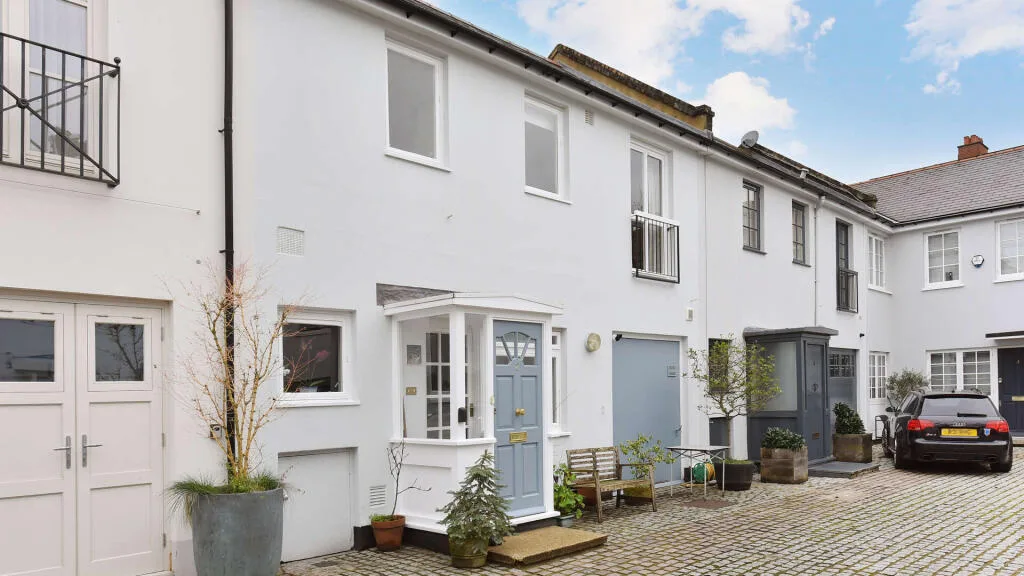 2 bedroom mews property for rent