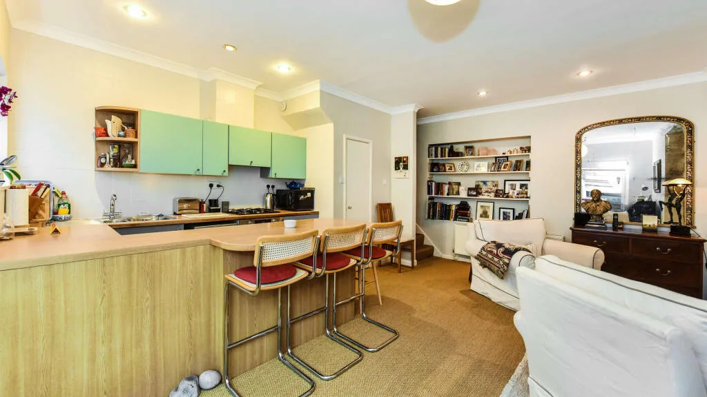 2 bedroom mews property for rent