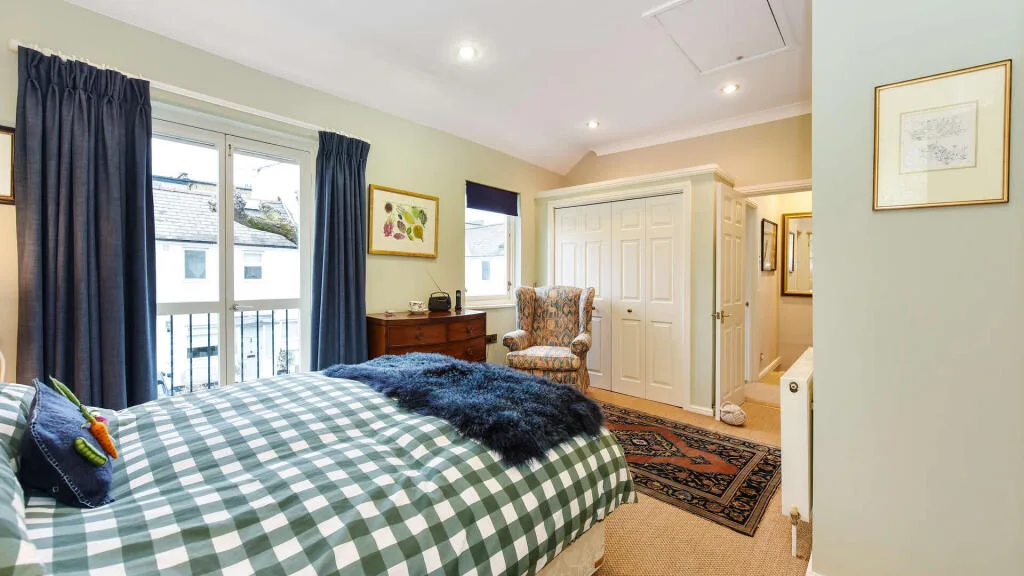 2 bedroom mews property for rent