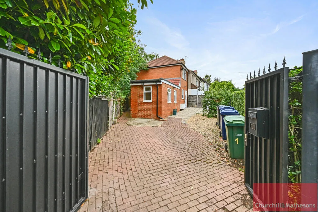 3 bedroom end of terrace house for rent
